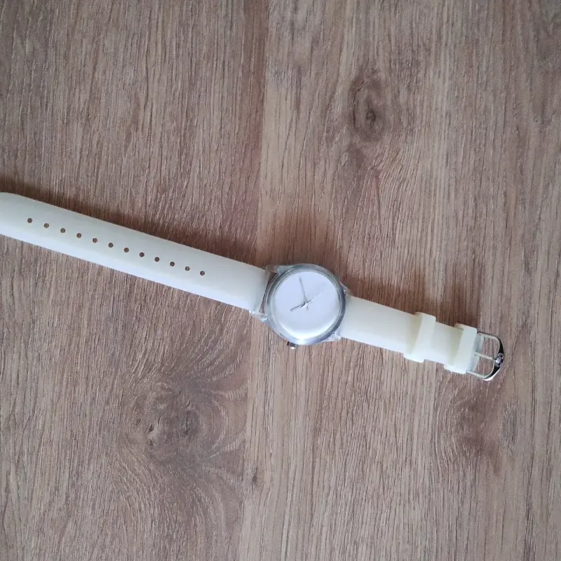 Reloj pulsera blanco minimalista - 2