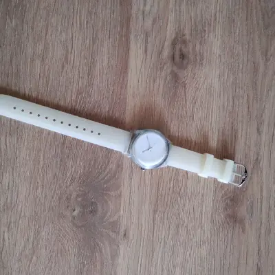 Reloj pulsera blanco minimalista - miniatura 2