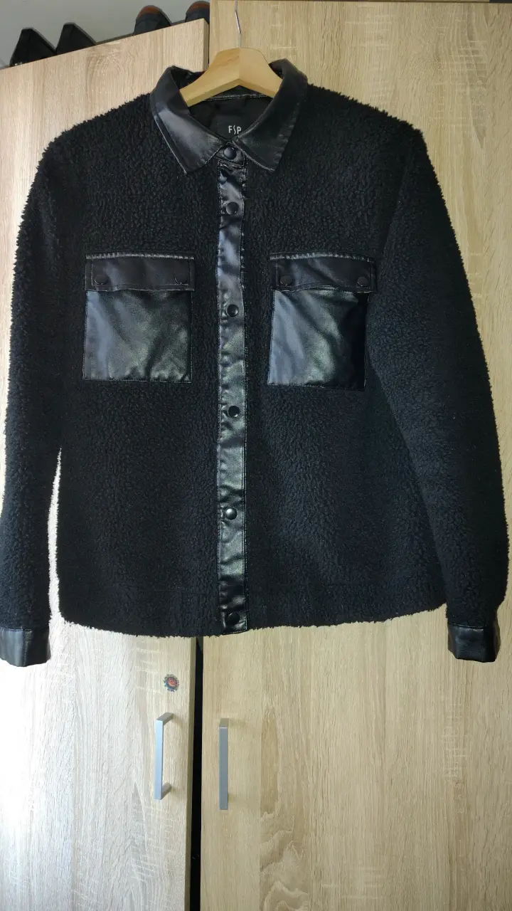 Chaqueta negra con detalles en cuero - 1