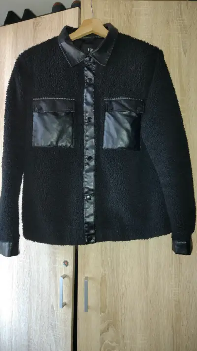 Chaqueta negra con detalles en cuero - miniatura 1