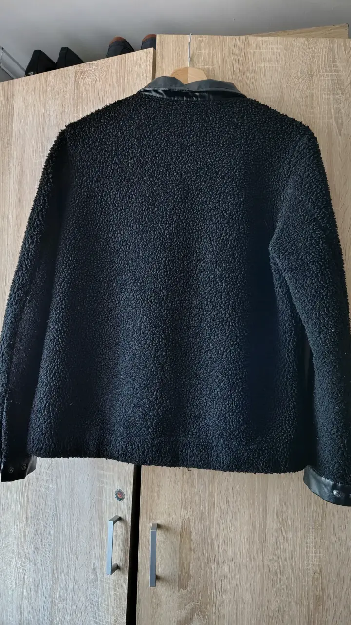 Chaqueta negra con detalles en cuero - 2