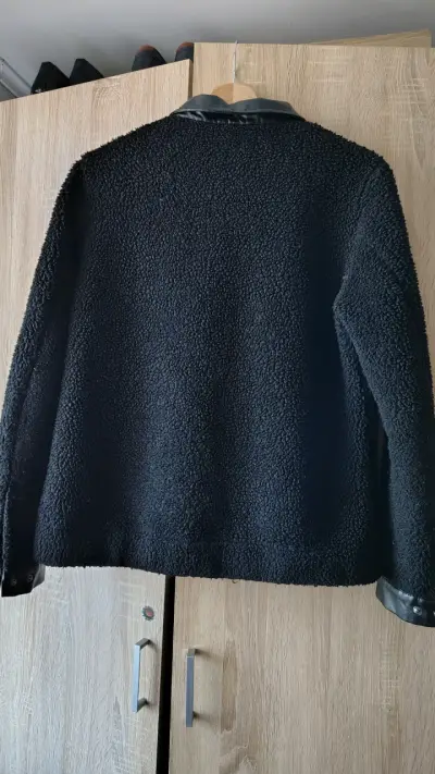 Chaqueta negra con detalles en cuero - miniatura 2