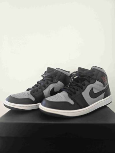 Nike Jordan 1 Mid en oscuro y rojo - miniatura 1