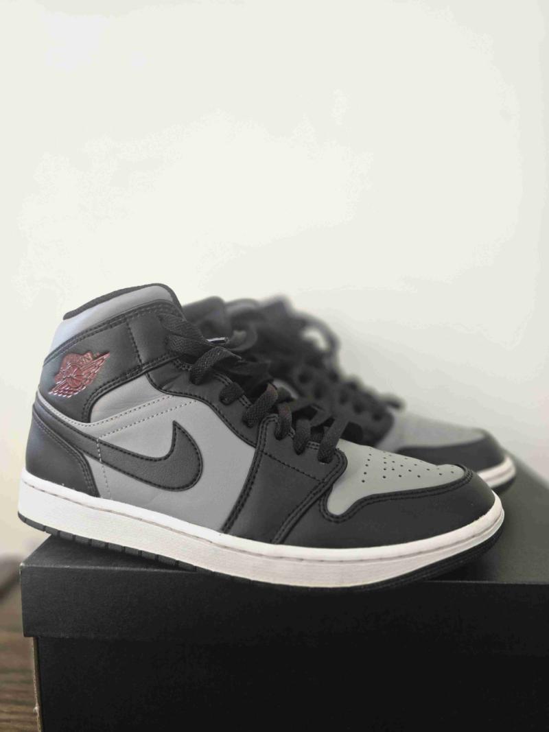 Nike Jordan 1 Mid en oscuro y rojo - 2