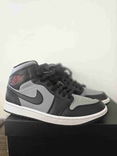 Nike Jordan 1 Mid en oscuro y rojo - miniatura 2