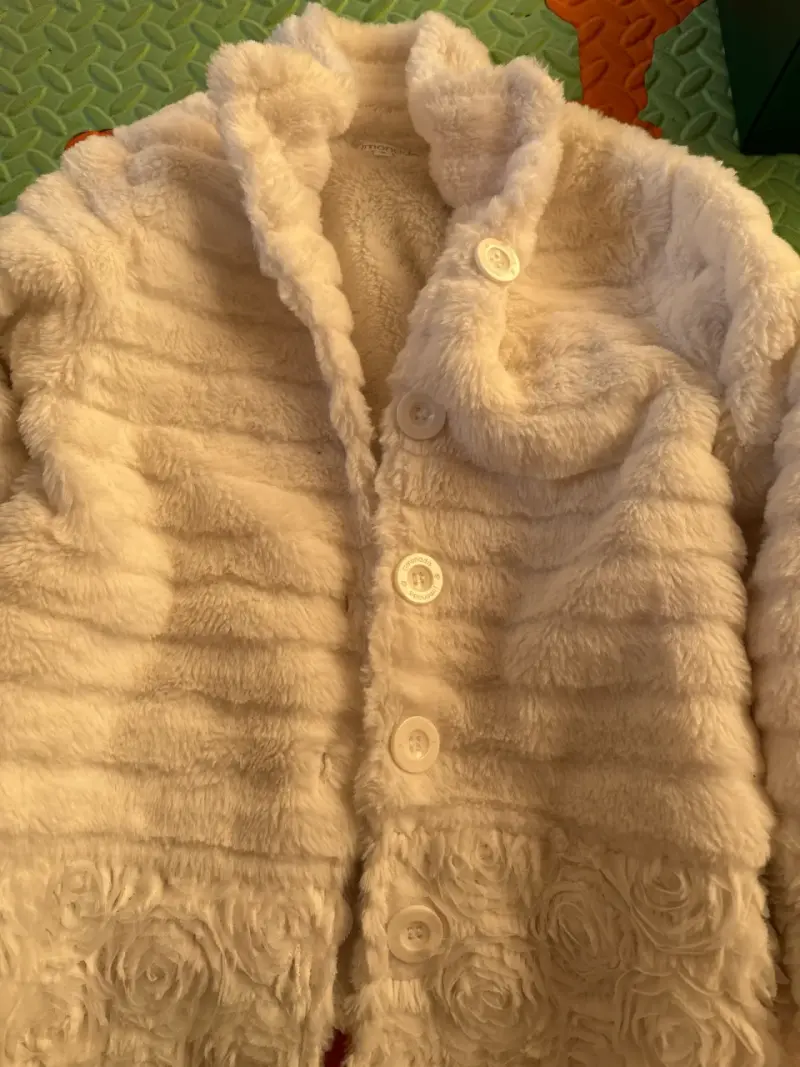 Abrigo blanco para niña