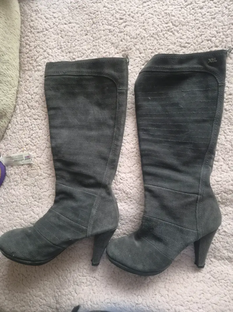 Botas grises de tacón alto