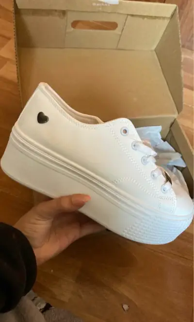 Zapatillas blancas plataforma corazón - miniatura 1