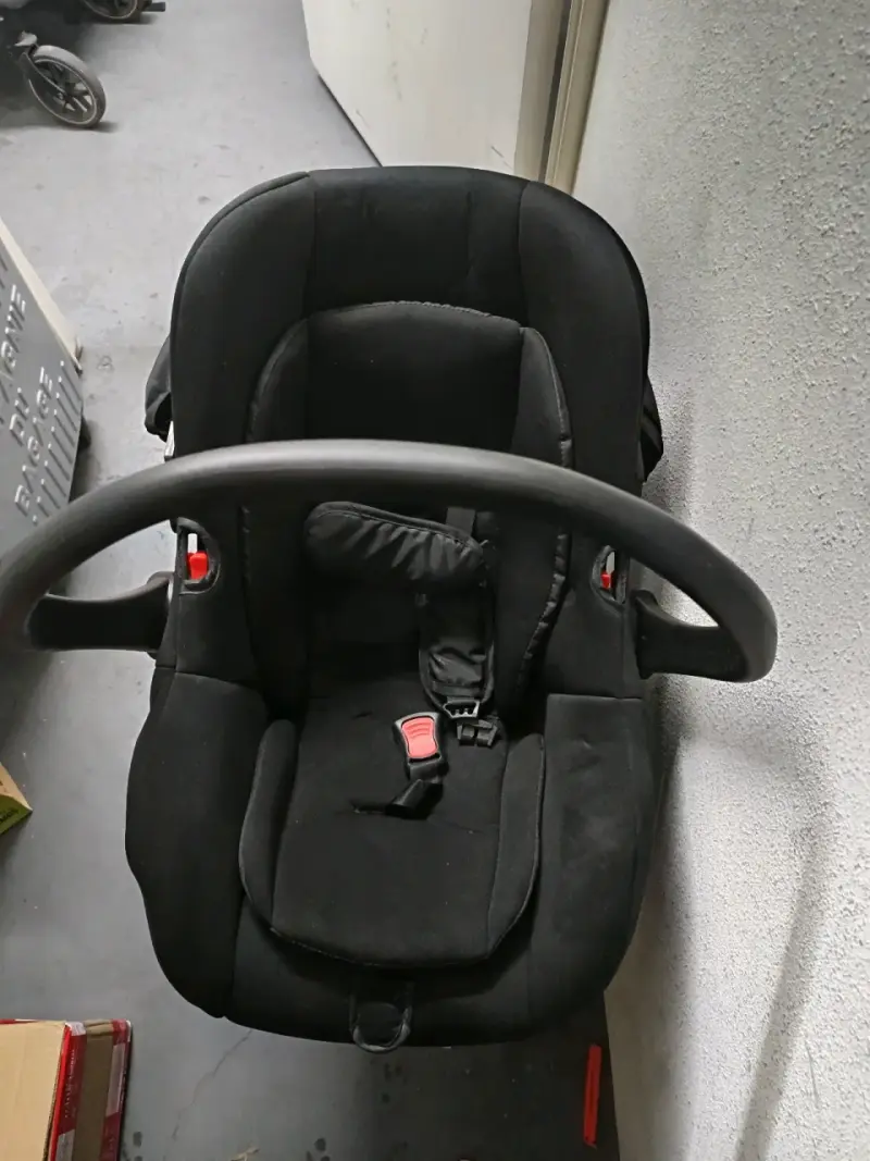 Silla de auto negra para bebé - 1