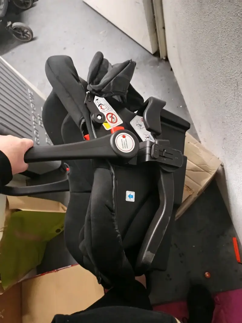 Silla de auto negra para bebé - 2