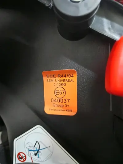 Silla de auto negra para bebé - miniatura 3