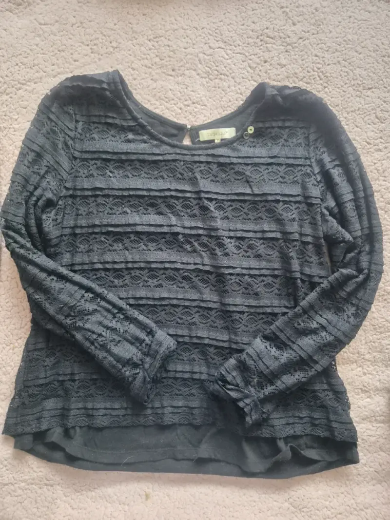 Blusa negra de encaje - 1
