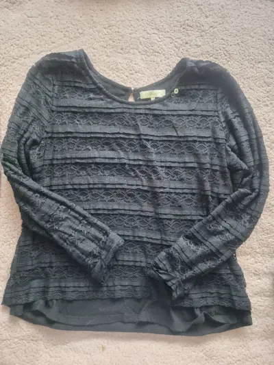 Blusa negra de encaje - miniatura 1