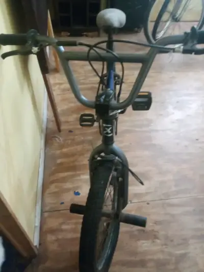 Bicicleta BMX azul - miniatura 2