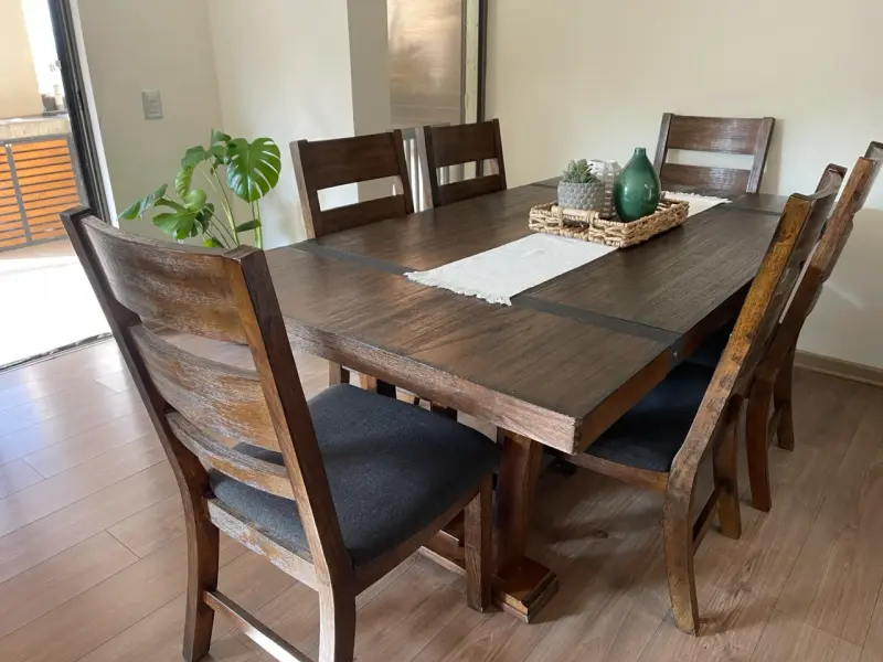Comedor Ashley con seis sillas - 1