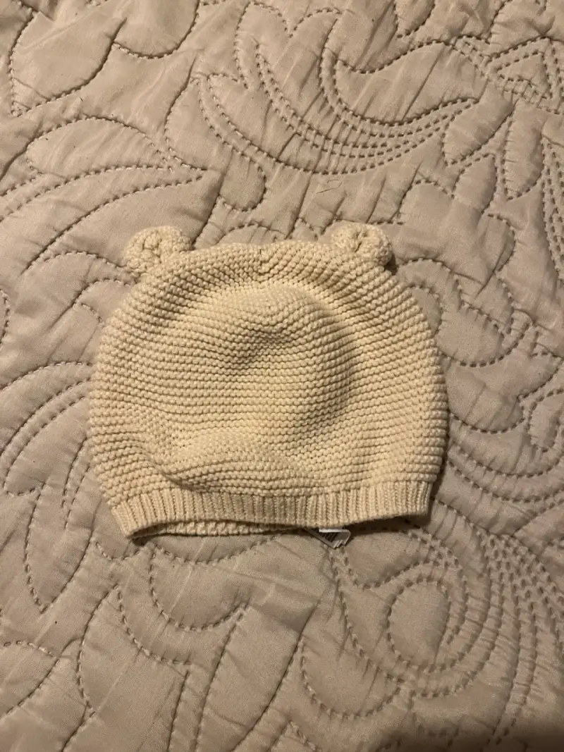 Gorro tejido con orejas beige