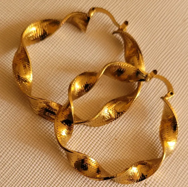 Aros dorados estilo retorcido - 1