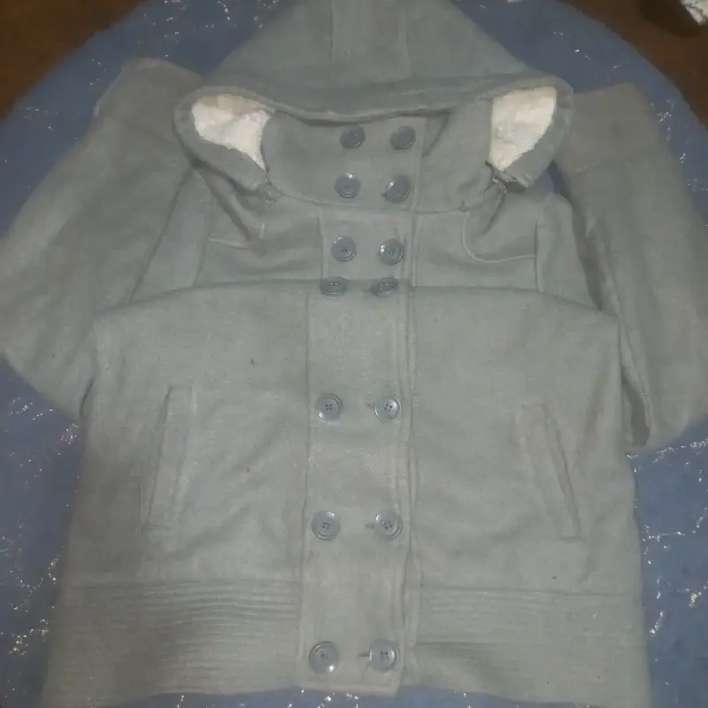 Abrigo gris con capucha