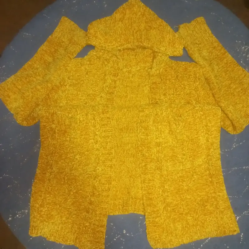 Cárdigan amarillo con capucha