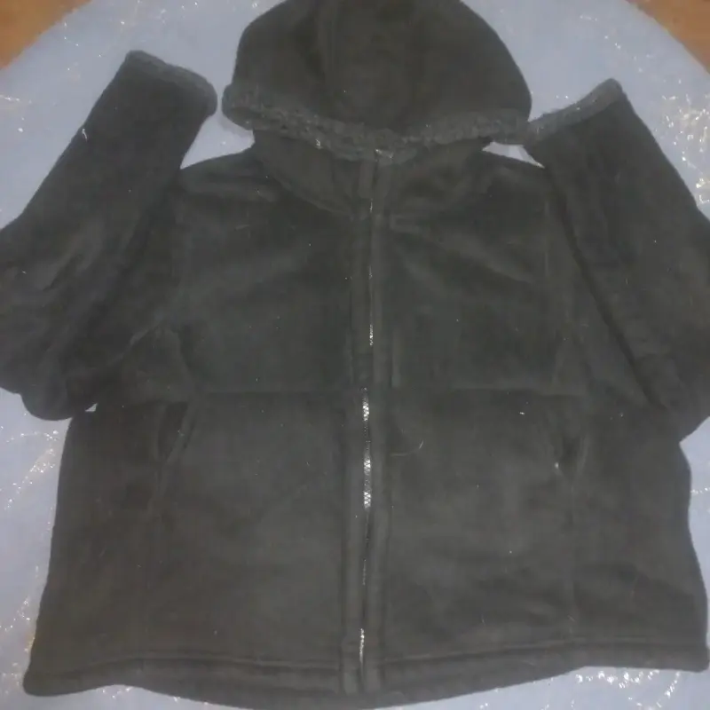 Chaqueta negra con capucha