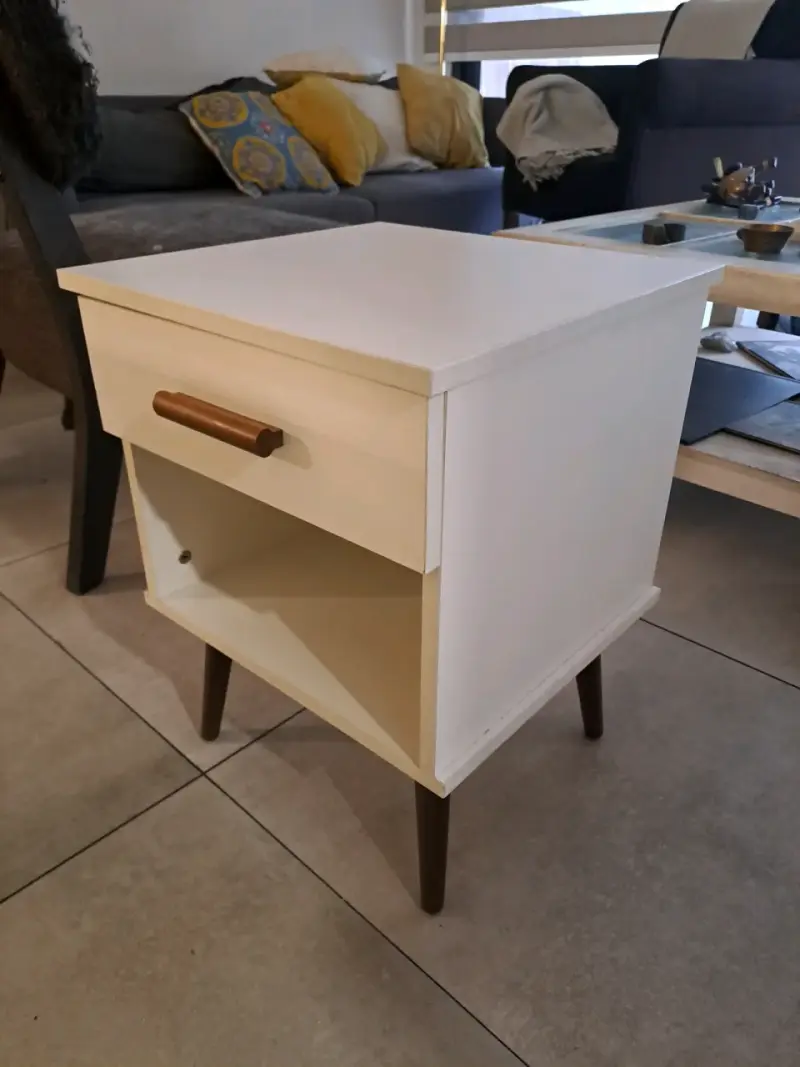 Mesa de noche blanca - 1