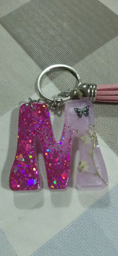Llavero letra M con brillantina - miniatura 1