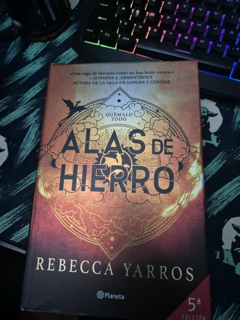 Libro 'Alas de Hierro' Rebecca Yarros - 1