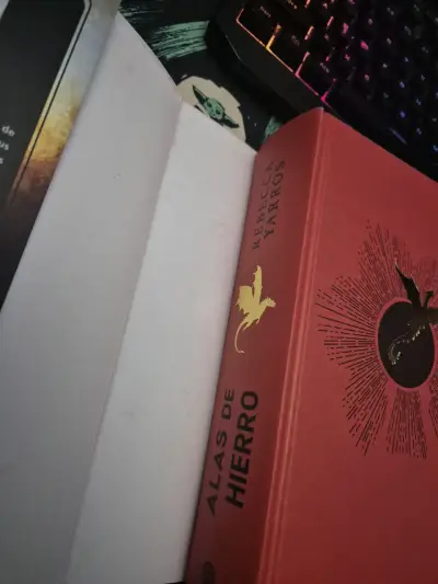 Libro 'Alas de Hierro' Rebecca Yarros - miniatura 3