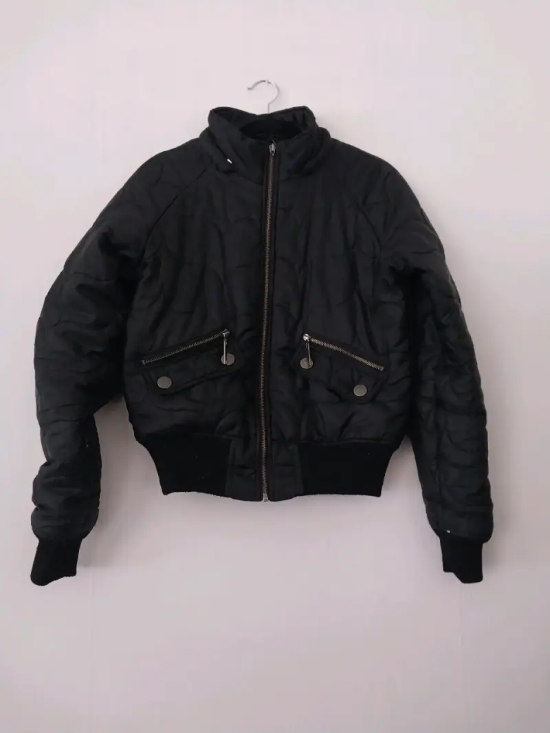 Chaqueta negra acolchada - 1