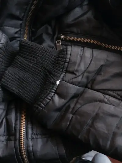 Chaqueta negra acolchada - miniatura 3