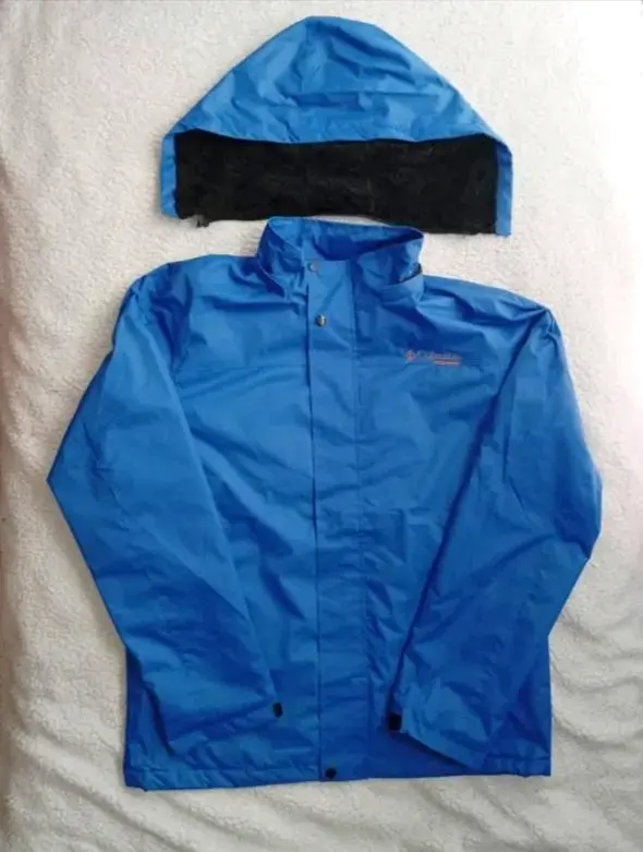 Chaqueta impermeable azul con capucha - 1