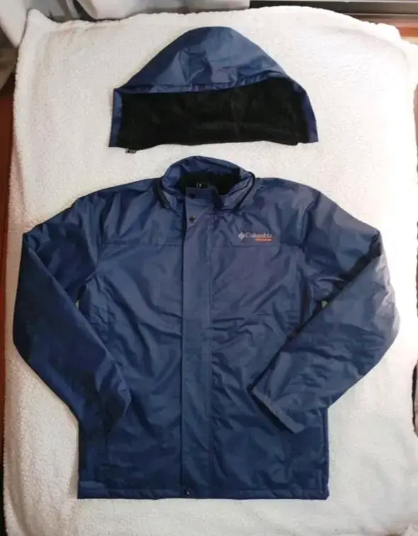 Chaqueta impermeable azul con capucha - 2