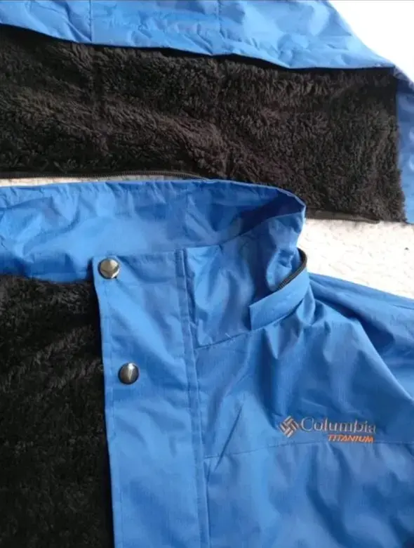Chaqueta impermeable azul con capucha - 4