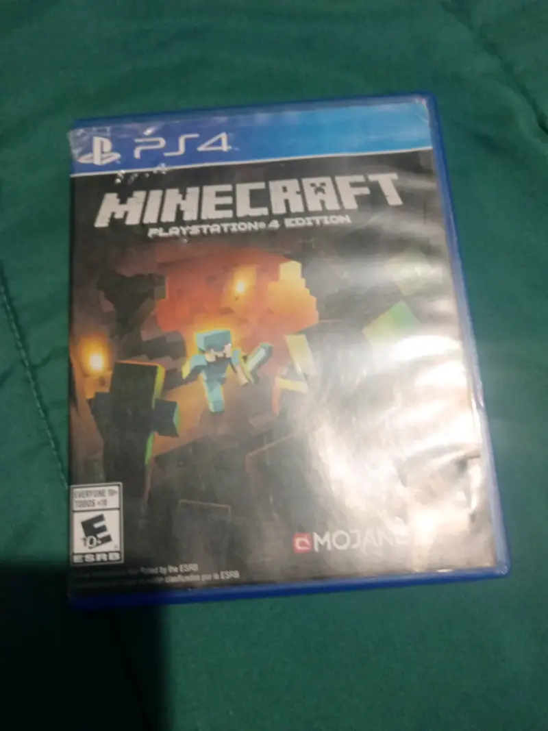 Minecraft y Uncharted PS4 Edition - 1