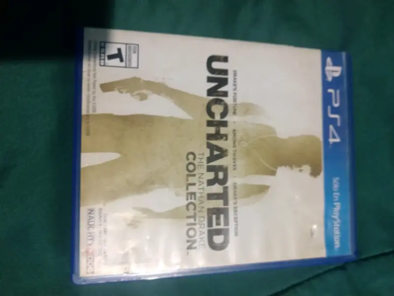 Minecraft y Uncharted PS4 Edition - 2