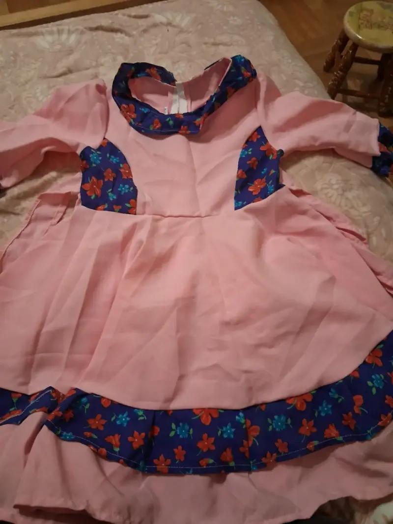 Vestido rosa con detalles florales