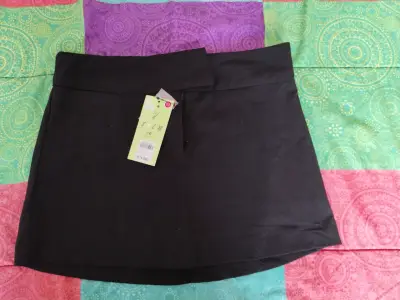 Falda negra con etiqueta - miniatura 1