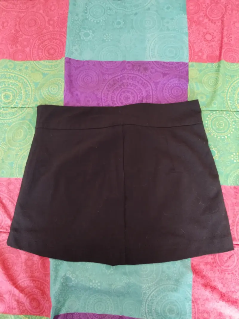 Falda negra con etiqueta - 2