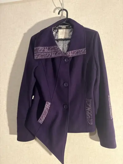 Chaqueta morada con detalles - miniatura 1