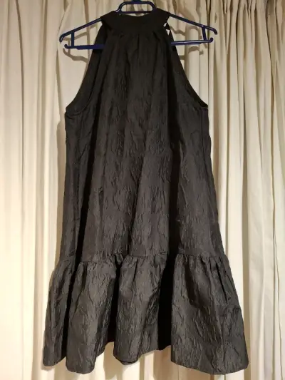 Vestido negro con textura - miniatura 1