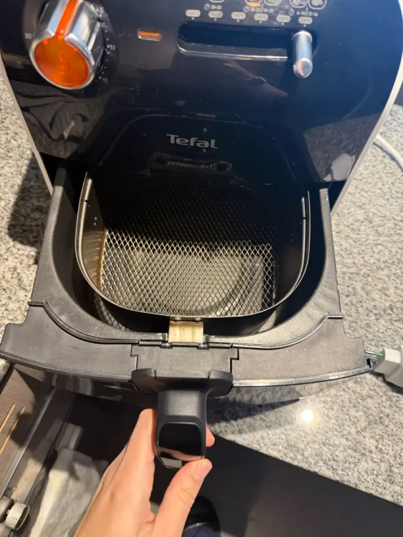 Freidora de aire Tefal negra - 3