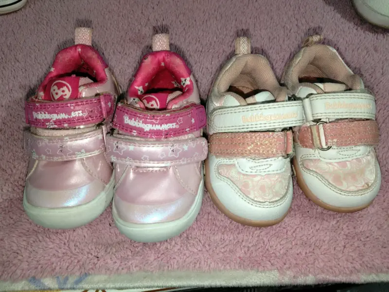 Zapatos y ropa de bebé - 1