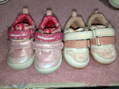 Zapatos y ropa de bebé - miniatura 1