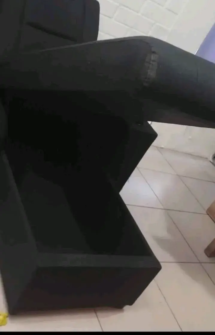 Sofá seccional negro en L - 3