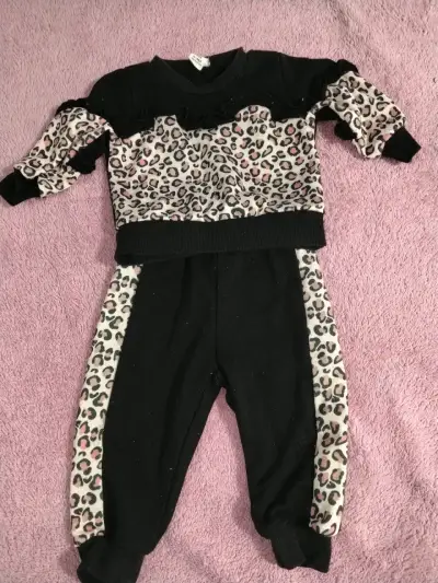 Zapatos y ropa de bebé - miniatura 1