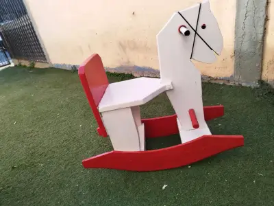 Caballo balancín de madera - miniatura 1