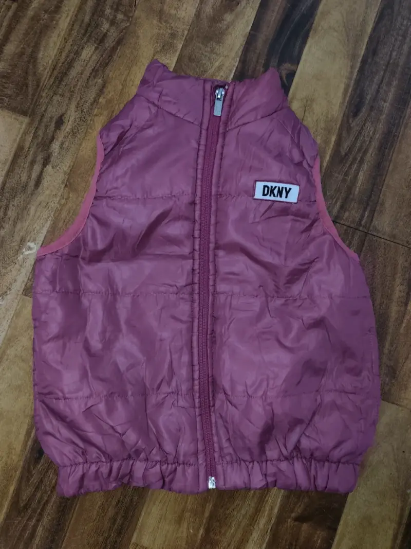 Chaleco acolchado rosado DKNY