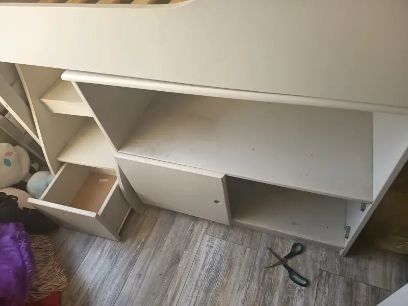 Cama alta con estantería integrada - 1
