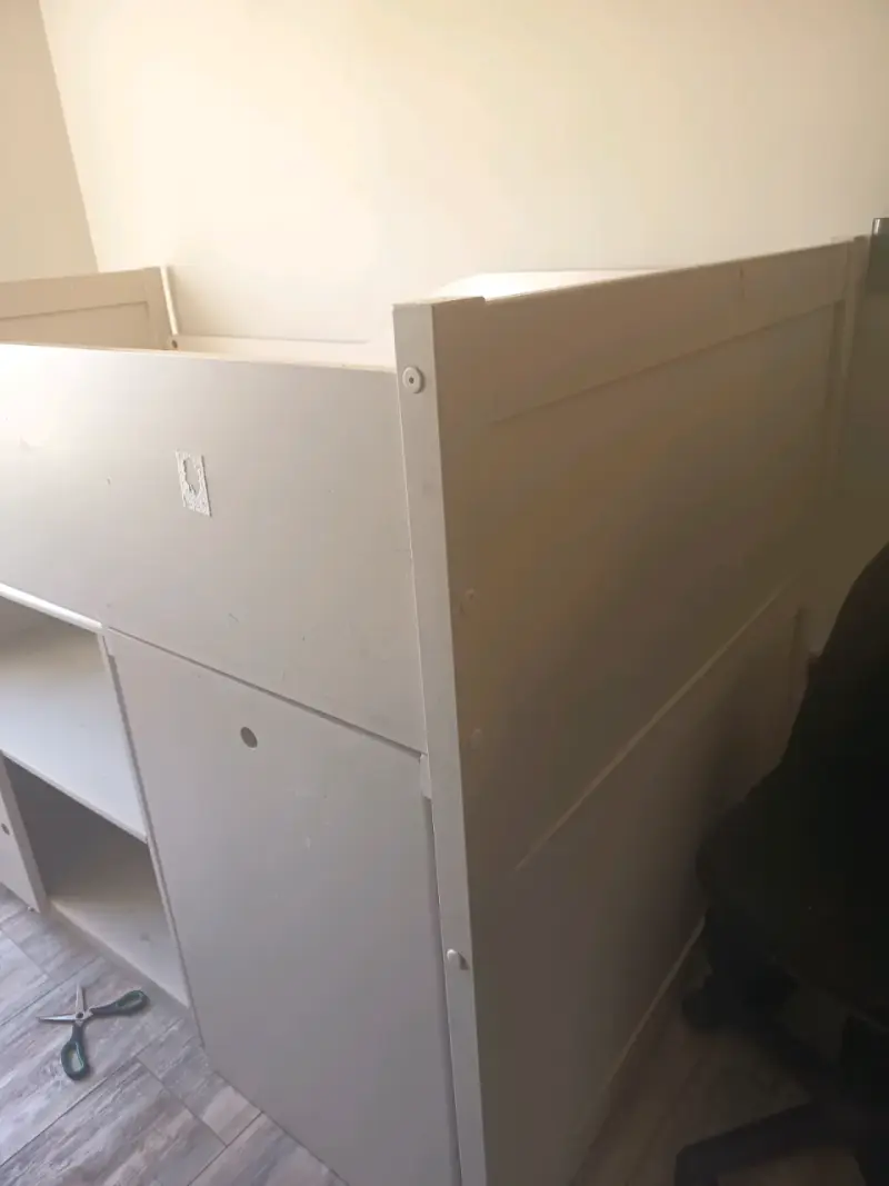 Cama alta con estantería integrada - 2