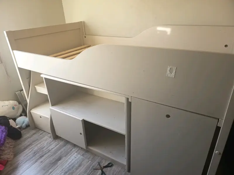 Cama alta con estantería integrada - 3